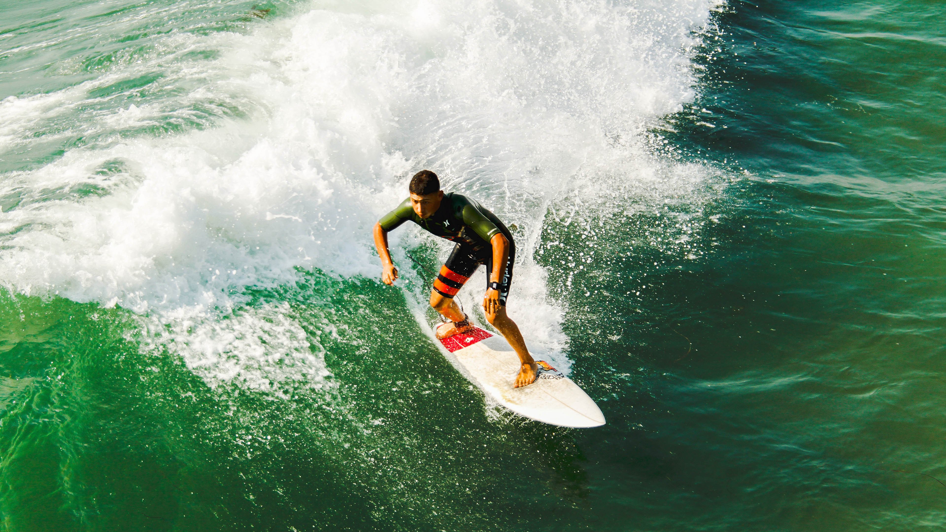 乐鱼-伊朗队门将穆斯莱拉在巴黎奥运会上展现出高水平的扑救能力，伊朗 球星